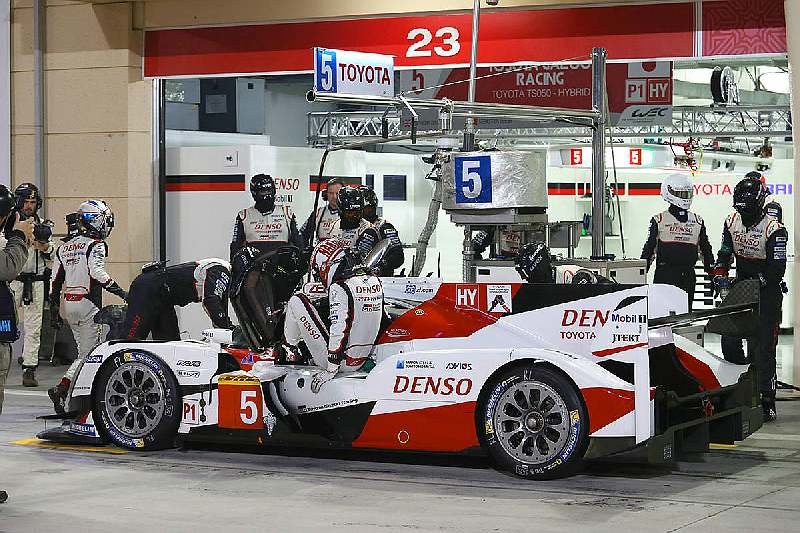 Toyota TS050 Hybrid posádky Anthony Davidson, Sébastien Buemi, Kazuki Nakajima