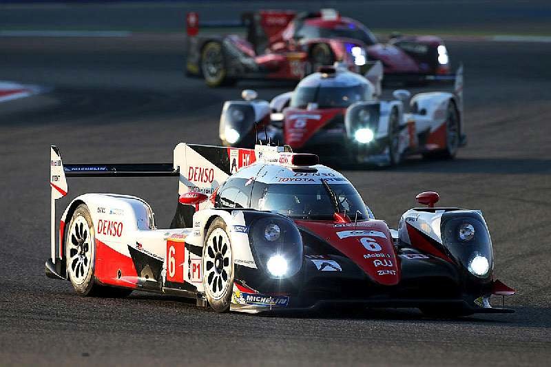 Toyota TS050 Hybrid posádky Stéphane Sarrazin, Kamui Kobayashi, Mike Conway