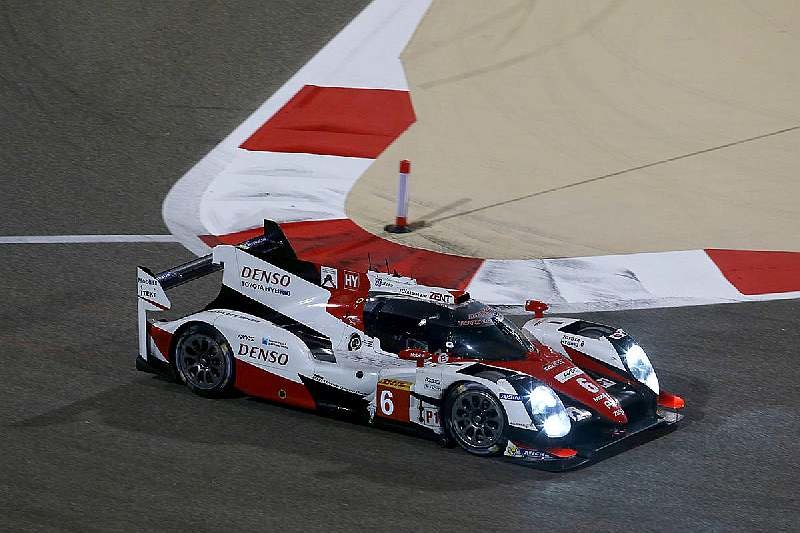 Toyota TS050 Hybrid posádky Stéphane Sarrazin, Kamui Kobayashi, Mike Conway