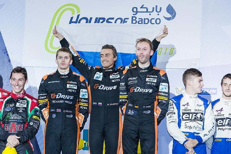 Piloti G-DRIVE Racing Alex Brundle, Roman Rusinov, René Rast na pódiu v Bahrajnu
