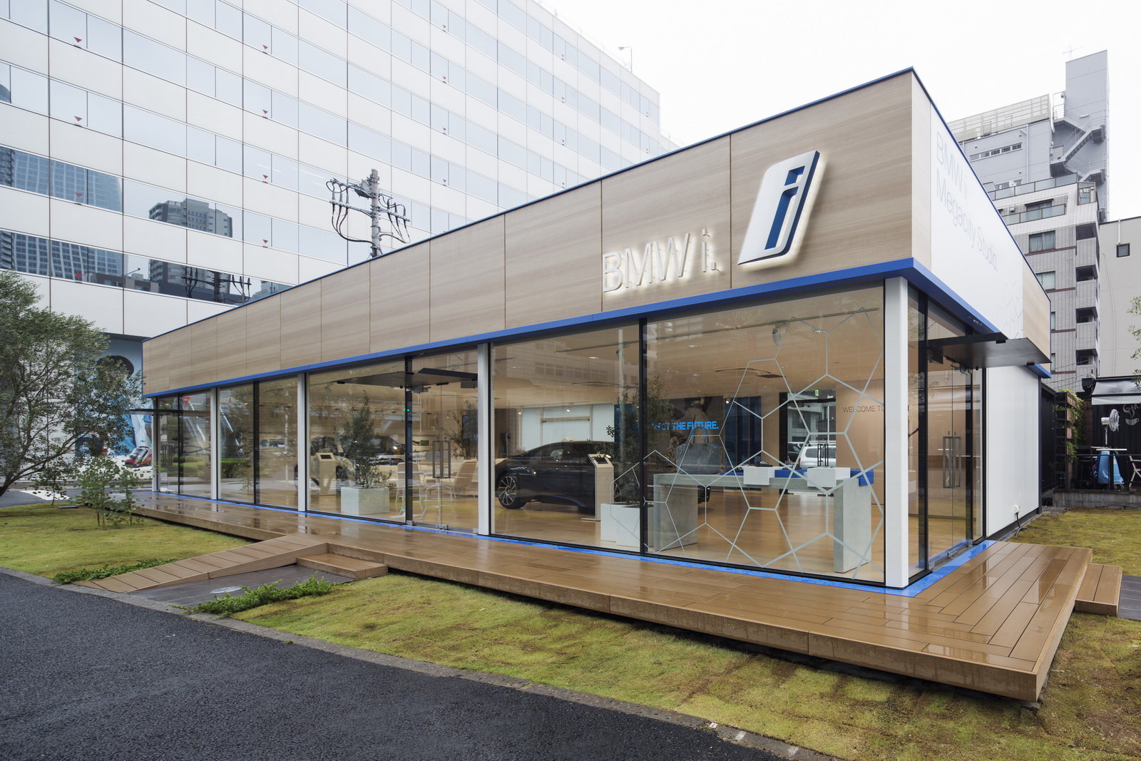 Moderní showroom BMW i v japonském Tokiu.