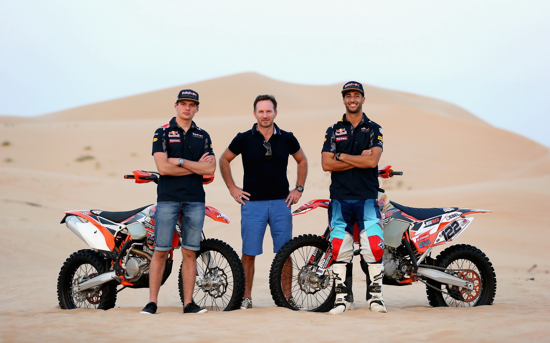 Max Verstappen, Daniel Ricciardo a Christian Horner při roadshow v poušti v Abú Zabí