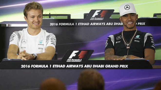 Nico Rosberg (vlevo) s Lewisem Hamiltonem před rokem v Abú Zabí