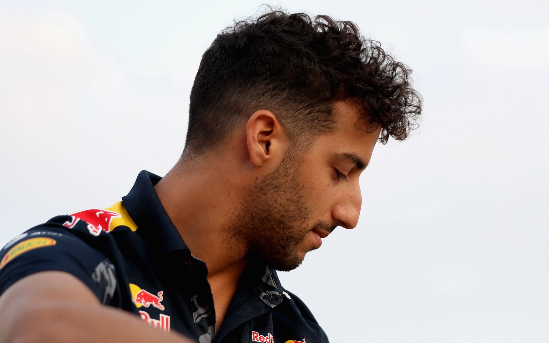 Daniel Ricciardo zůstává pro rok 2017 nohama pevně na zemi