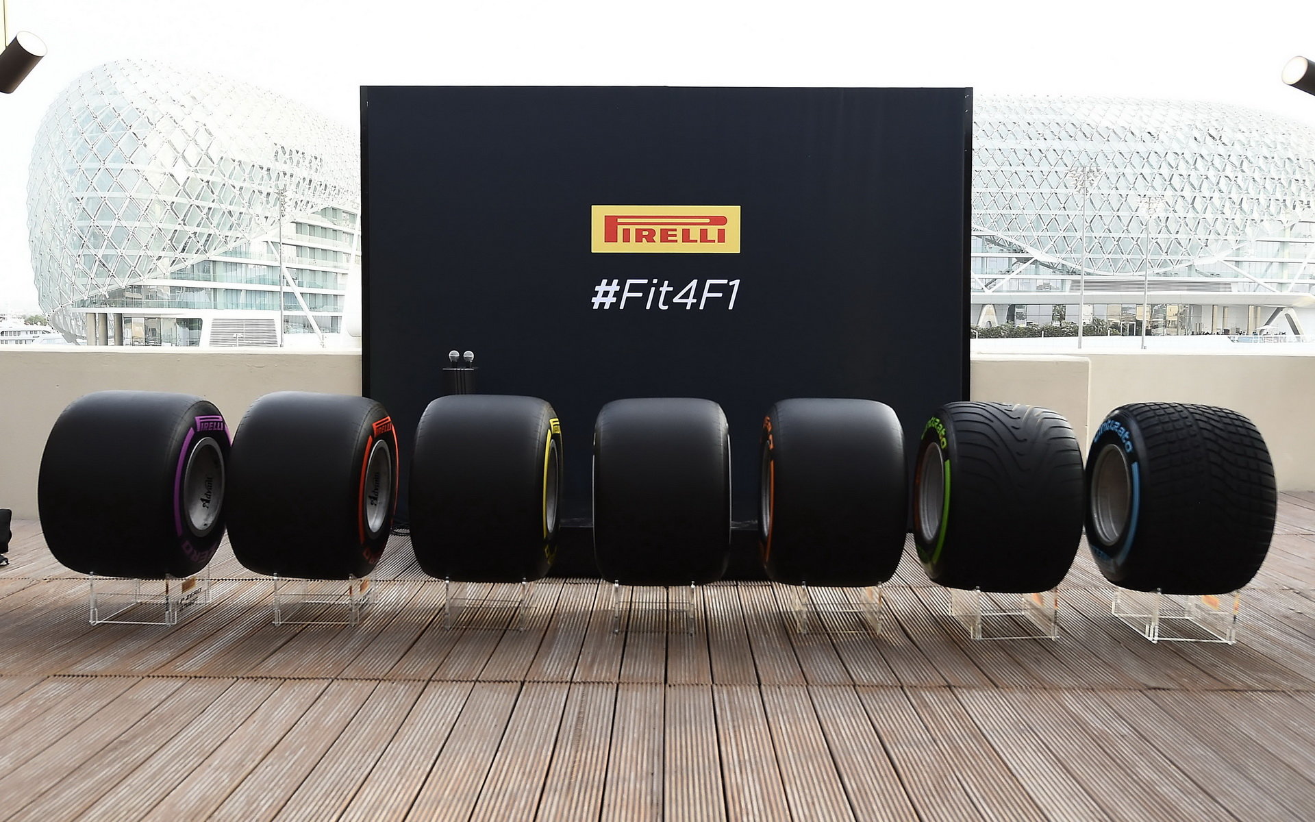 Prezentace nových pneumatik Pirelli pro sezónu 2017 v Abú Zabí
