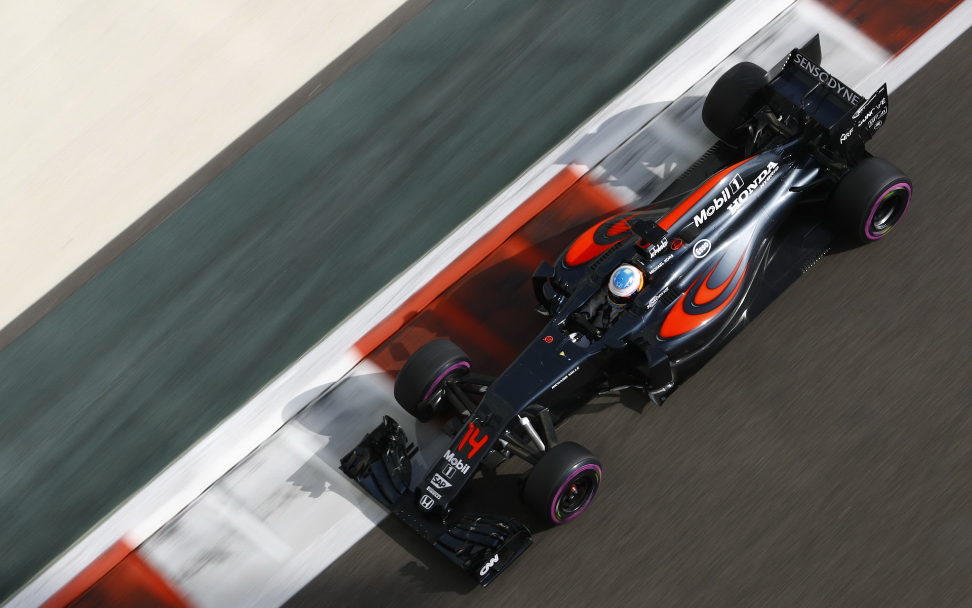 McLaren musel kvůli vyšším nárokům Hondy na vnitřní uspořádání šasi trochu zvětšit