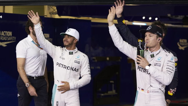 Lewis Hamilton a Nico Rosberg po kvalifikaci v Abú Zabí