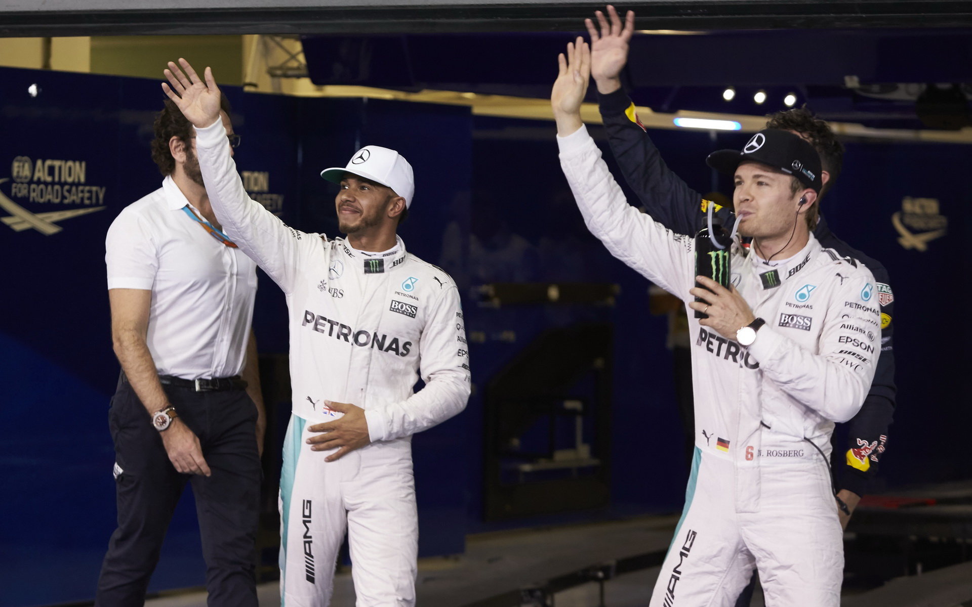 Lewis Hamilton a Nico Rosberg po kvalifikaci v Abú Zabí