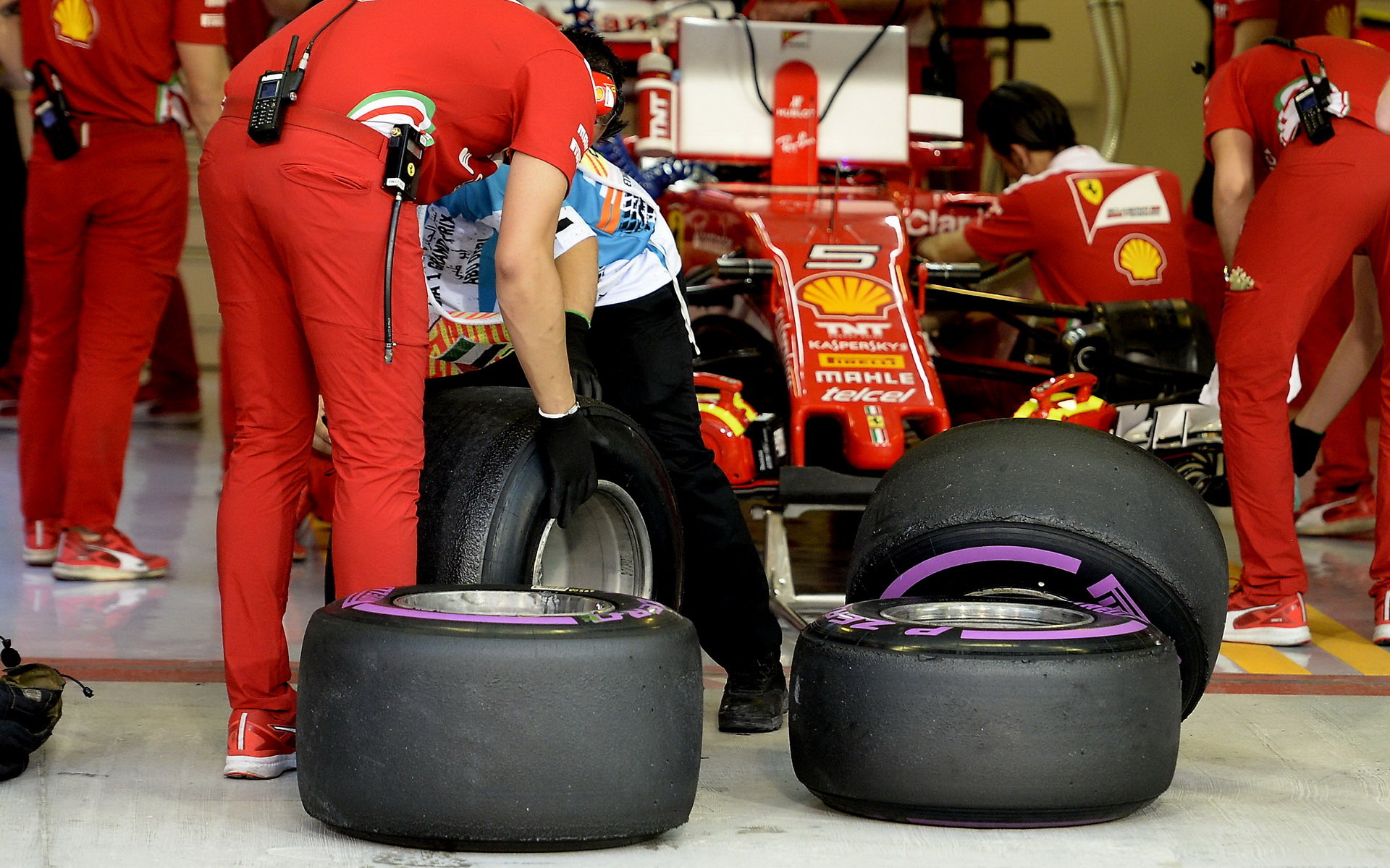 Příprava ultra-měkkých pneumatik u Ferrari v kvalifikaci v Abú Zabí