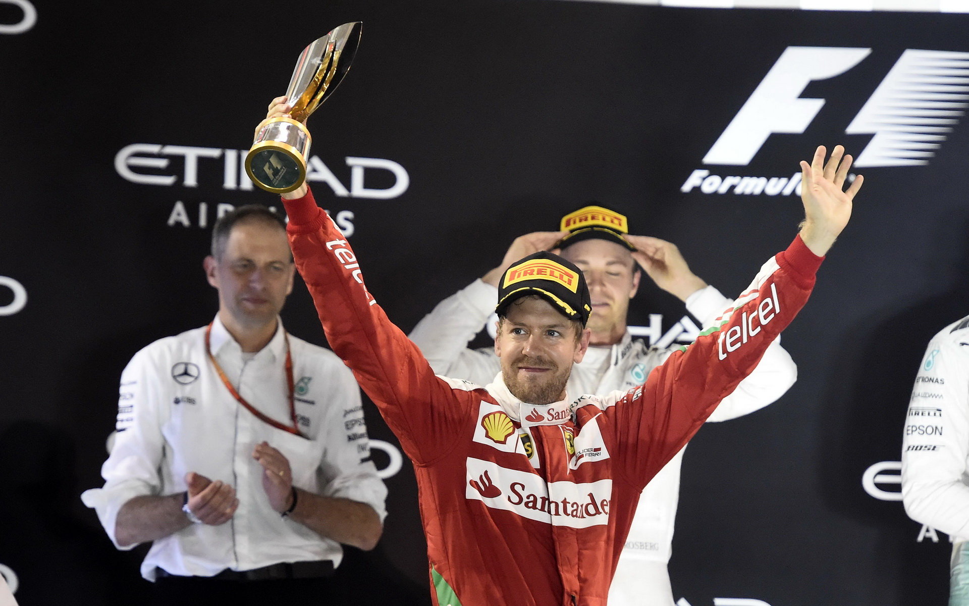 Sebastian Vettel  na pódium se svou trofejí za třetí místo v závodě Abú Zabí