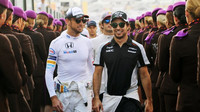Jenson Button a Sergio Pérez v Abú Zabí