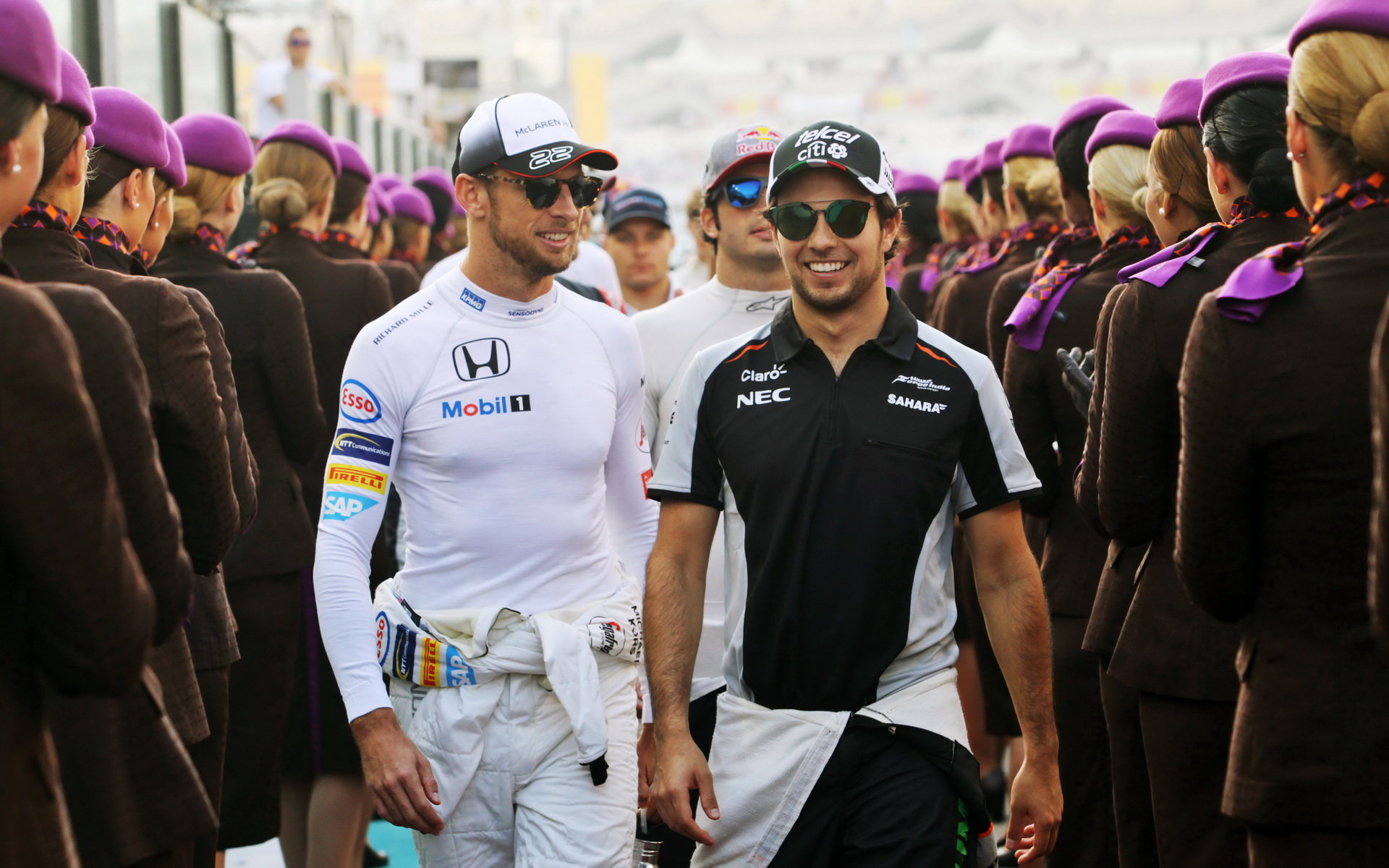 Jenson Button a Sergio Pérez v Abú Zabí