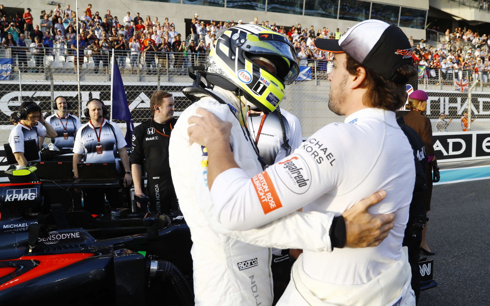 Fernando Alonso přeje Jensonovi Buttonovi vše dobré do posledního závodu v Abú Zabí