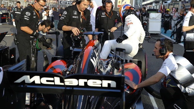 Fernando Alonso před závodem v Abú Zabí