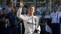 Nico Rosberg se svou trofejí po závodě v Abú Zabí