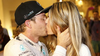 Nico Rosberg se svou manželkou Vivian Sibold po závodě v Abú Zabí