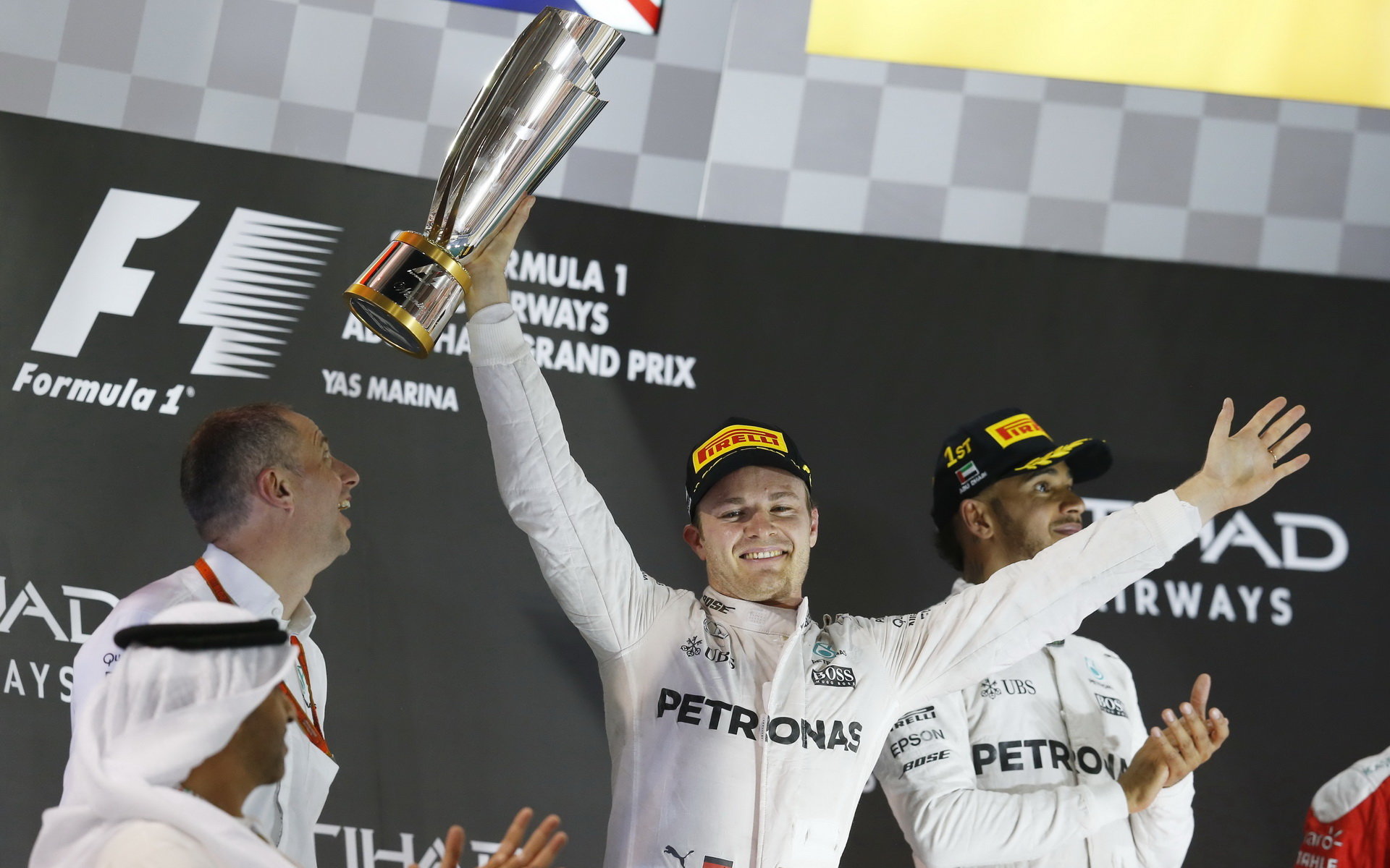 Nico Rosberg a Lewis Hamilton na pódium po závodě v Abú Zabí