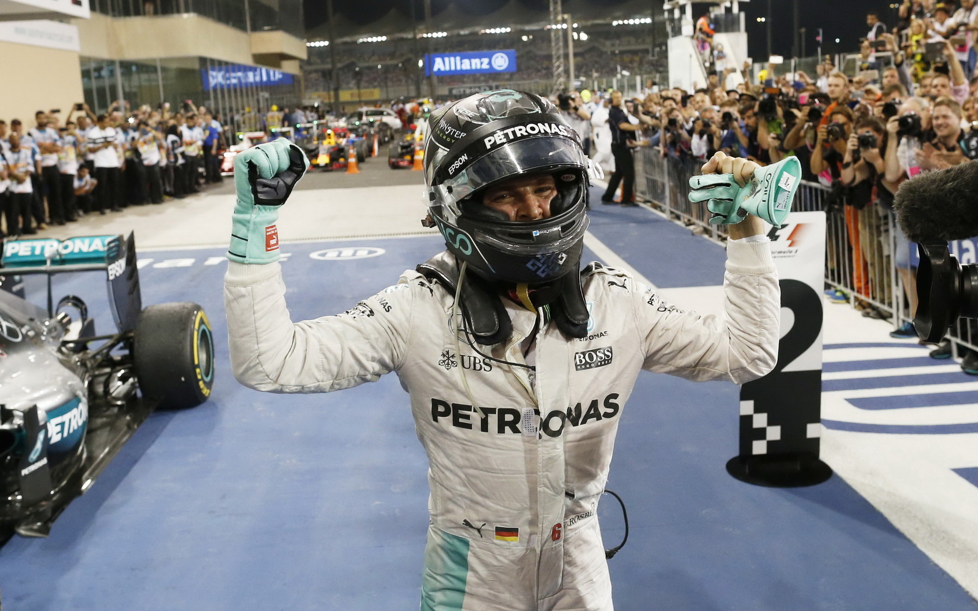Nico Rosberg slaví mistorvský titul po závodě v Abú Zabí