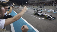 Lewis Hamilton a Nico Rosberg v cíli závodu v Abú Zabí