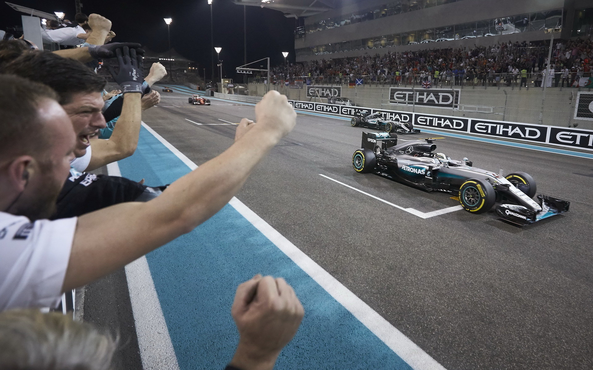 Lewis Hamilton a Nico Rosberg v cíli závodu v Abú Zabí