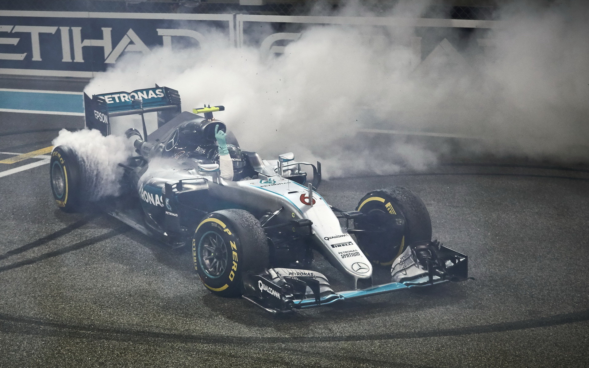 Nico Rosberg slaví mistorvský titul po závodě v Abú Zabí