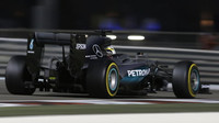 Lewis Hamilton v závodě v Abú Zabí