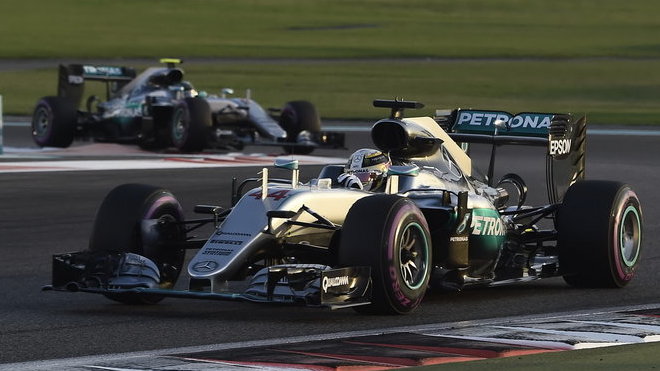 Lewis Hamilton a Nico Rosberg v závodě v Abú Zabí