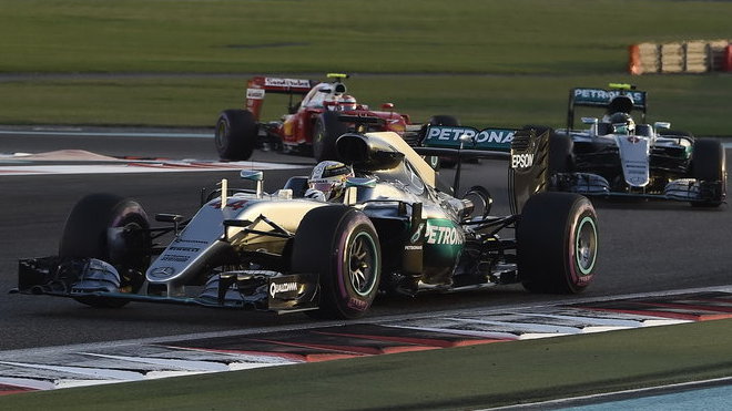 Lewis Hamilton na čele závodu v Abú Zabí