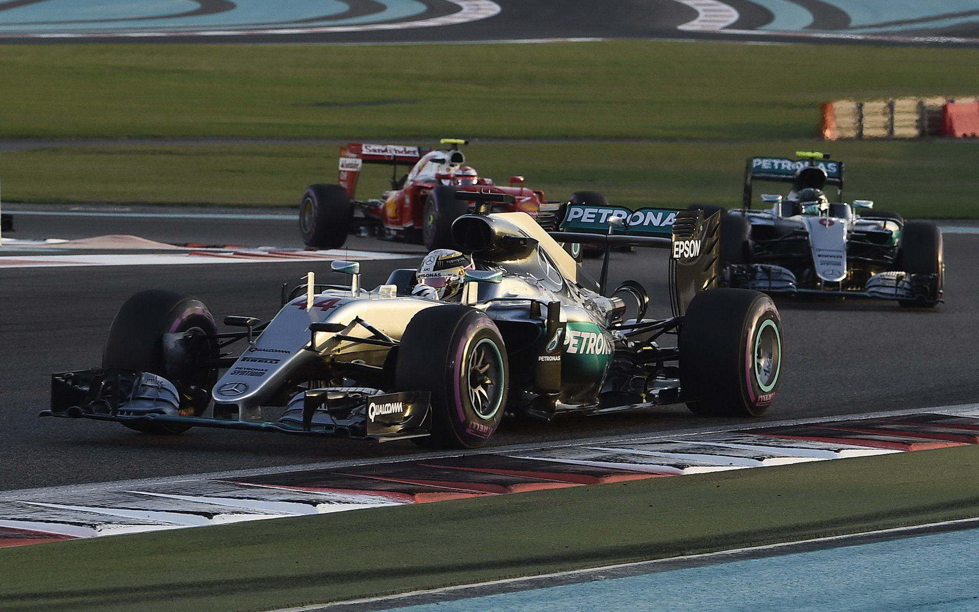 Lewis Hamilton, Nico Rosberg a Kimi Räikkönen v závodě v Abú Zabí