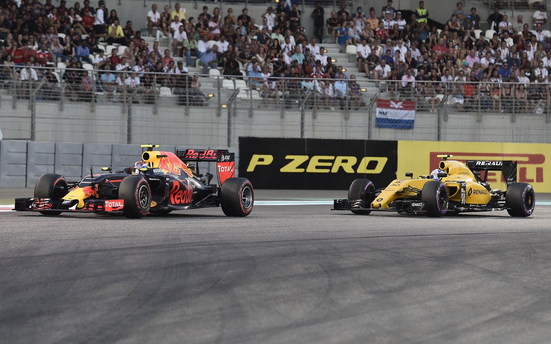 Max Verstappen a Jolyon Palmer v závodě v Abú Zabí