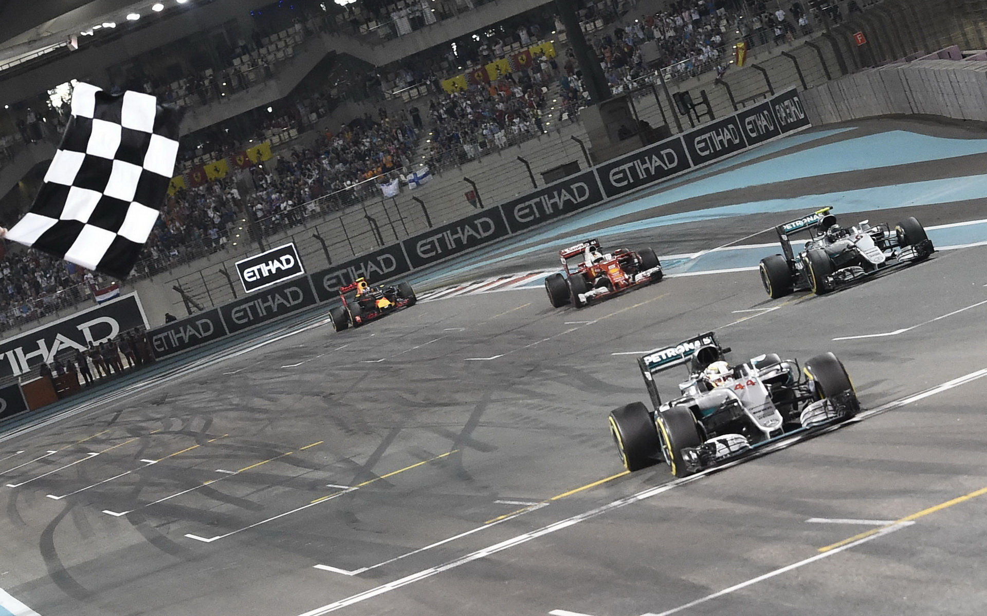Lewis Hamilton svého kolegu záměrně brzdil, ten se kvůli tomu dostal pod tlak ze strany Sebastiana Vettela a Maxe Verstappena