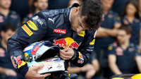 Daniel Ricciardo při týmovém fotografování v Abú Zabí