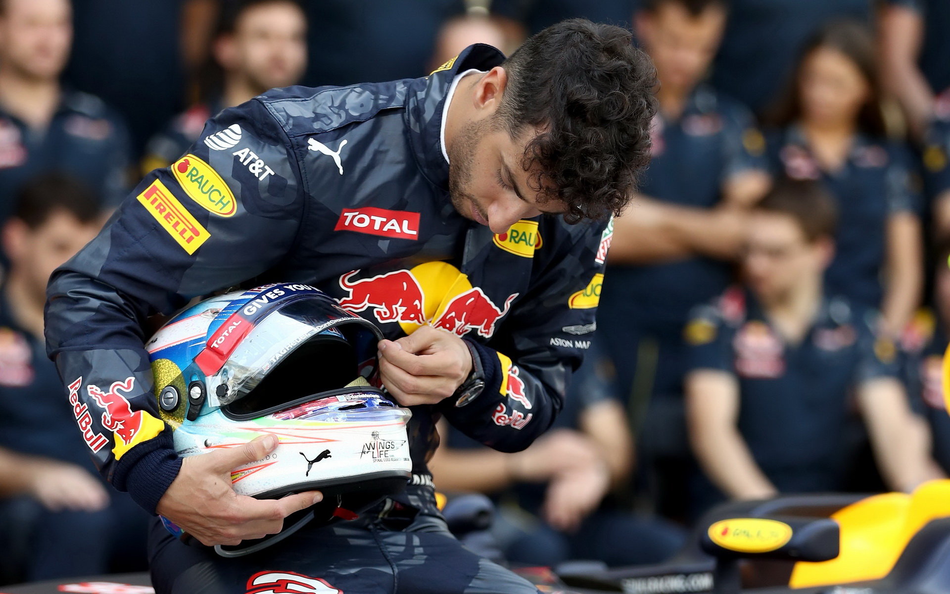 Daniel Ricciardo při týmovém fotografování v Abú Zabí