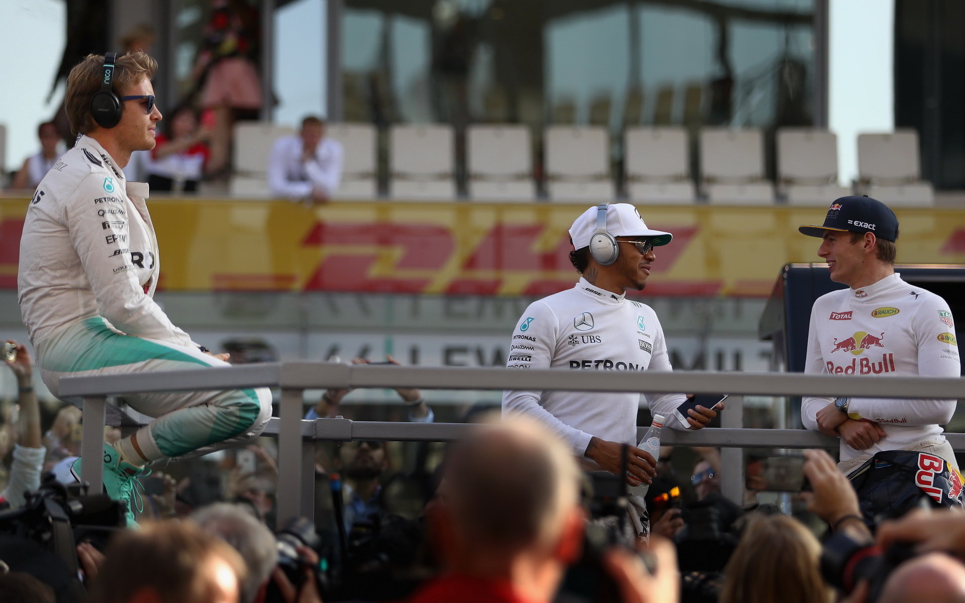 Nico Rosberg, Lewis Hamilton a Max Verstappen před závodem v Abú Zabí