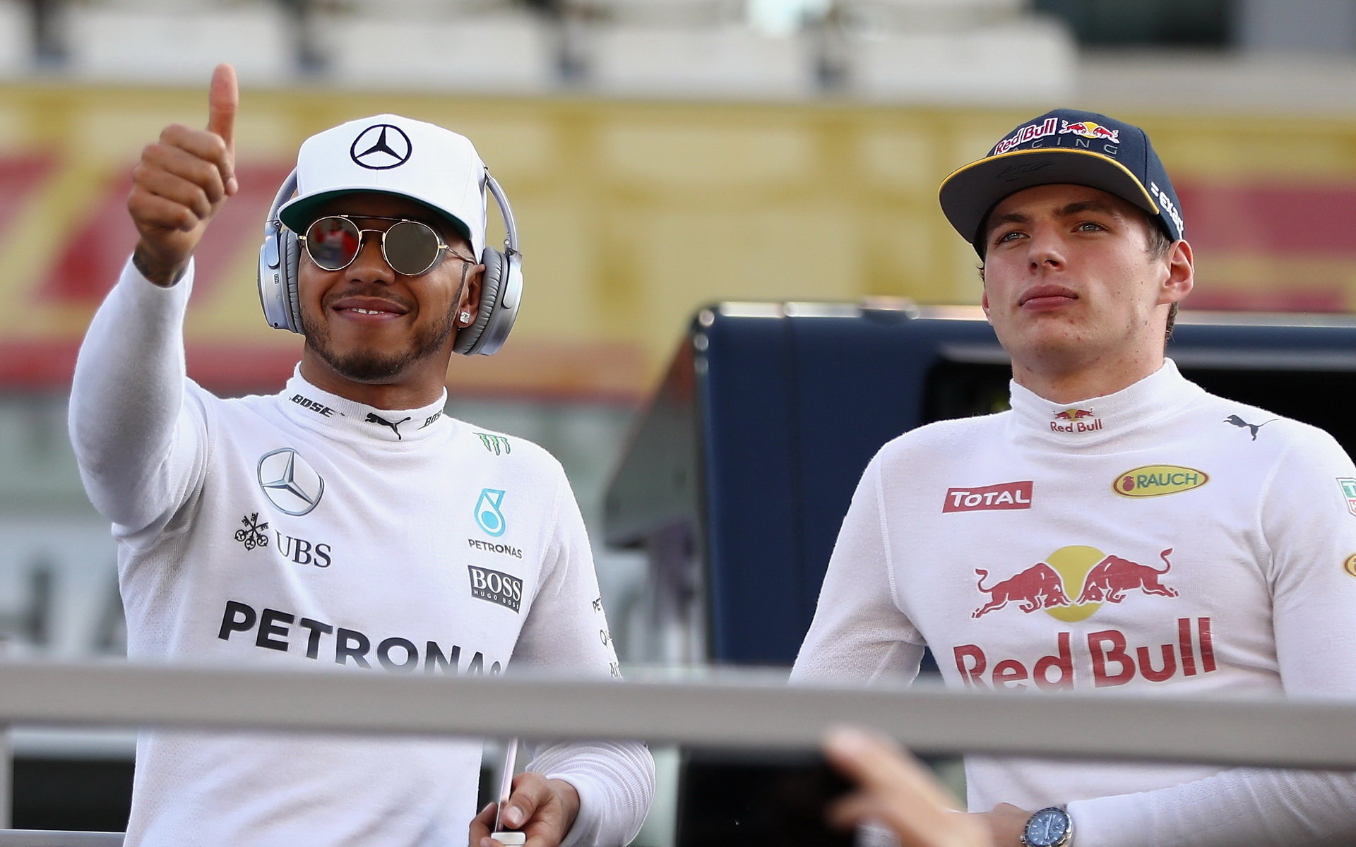 Lewis Hamilton a Max Verstappen před závodem v Abú Zabí