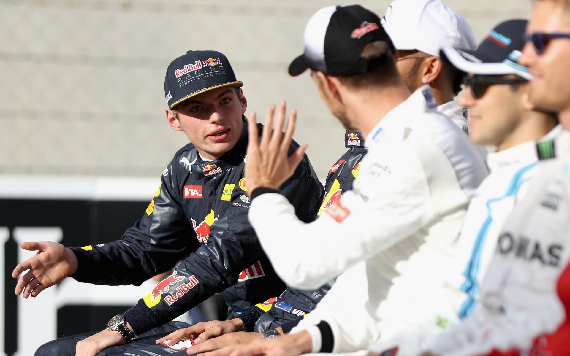 Max Verstappen a Jenson Button v Abú Zabí