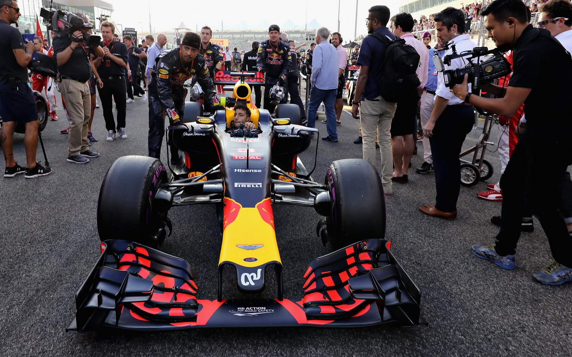 Daniel Ricciardo před závodem v Abú Zabí