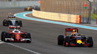 Daniel Ricciardo a Sebastian Vettel v závodě v Abú Zabí