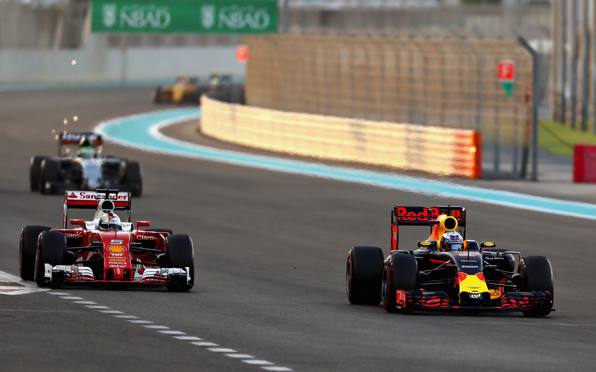 Daniel Ricciardo a Sebastian Vettel v závodě v Abú Zabí