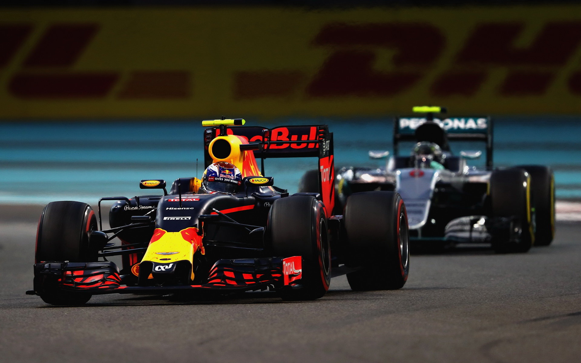 Nico Rosberg za Maxem Verstappenem ve Velké ceně Abú Zabí