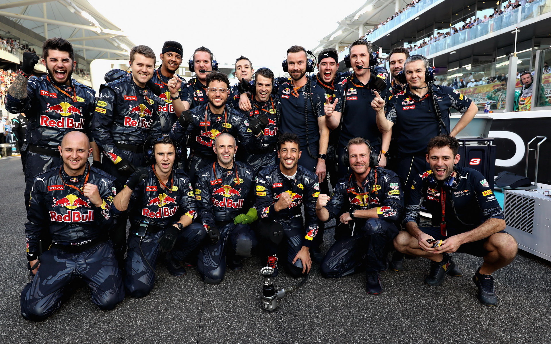 Daniel Ricciardo se svými mechaniky před závodem v Abú Zabí