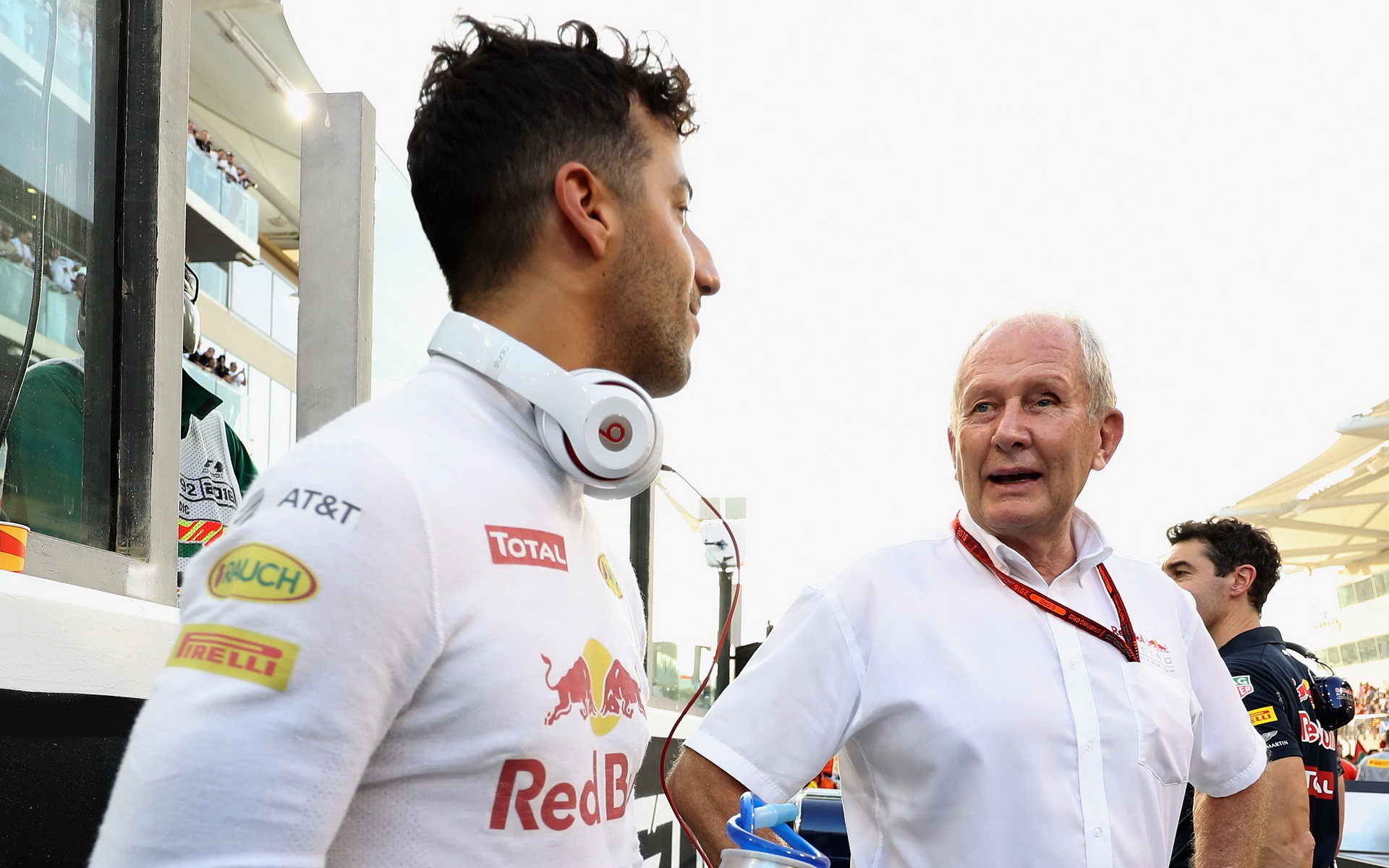 Daniel Ricciardo (vlevo) s Helmutem Markem