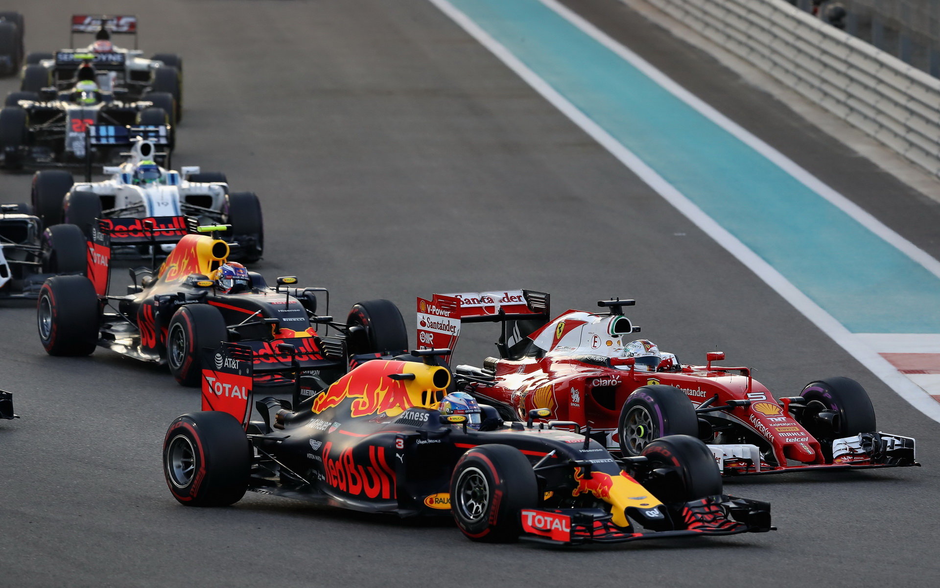 Daniel Ricciardo, Sebastian Vettel a Max Verstappen při startu závodu v Abú Zabí