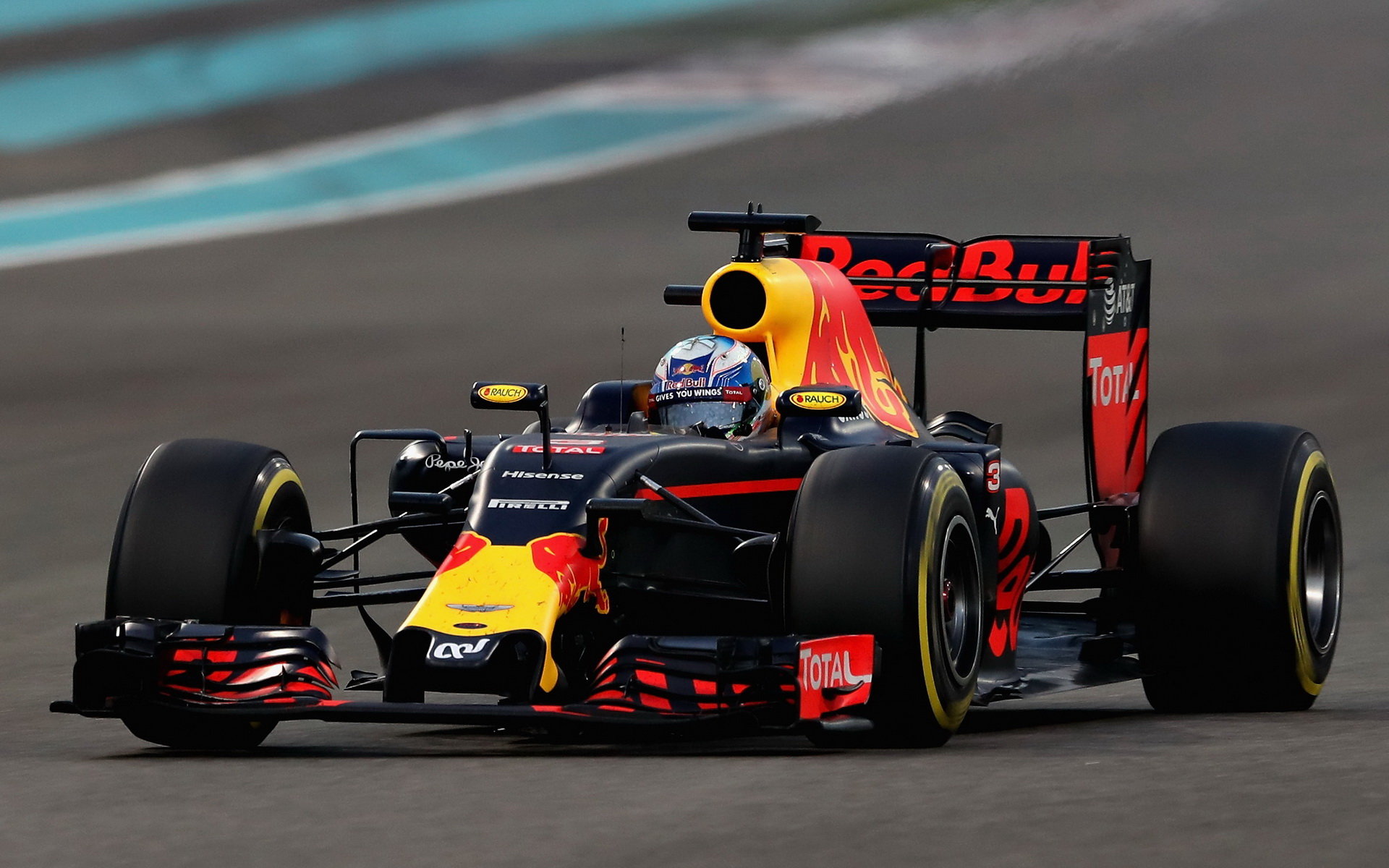 Daniel Ricciardo v závodě v Abú Zabí