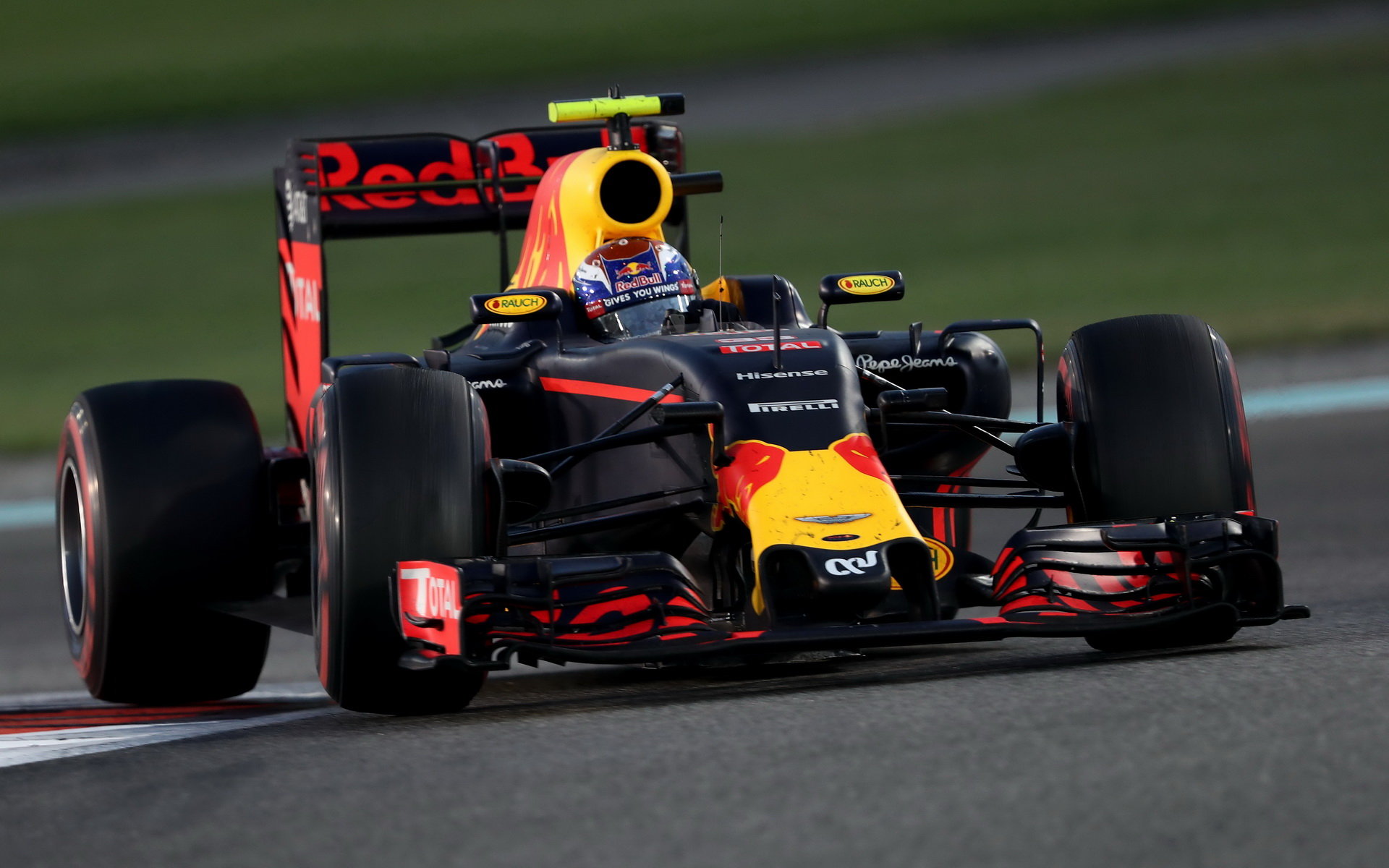 Verstappen vyhrál ve Španělsku a přiměl Ricciarda zabrat