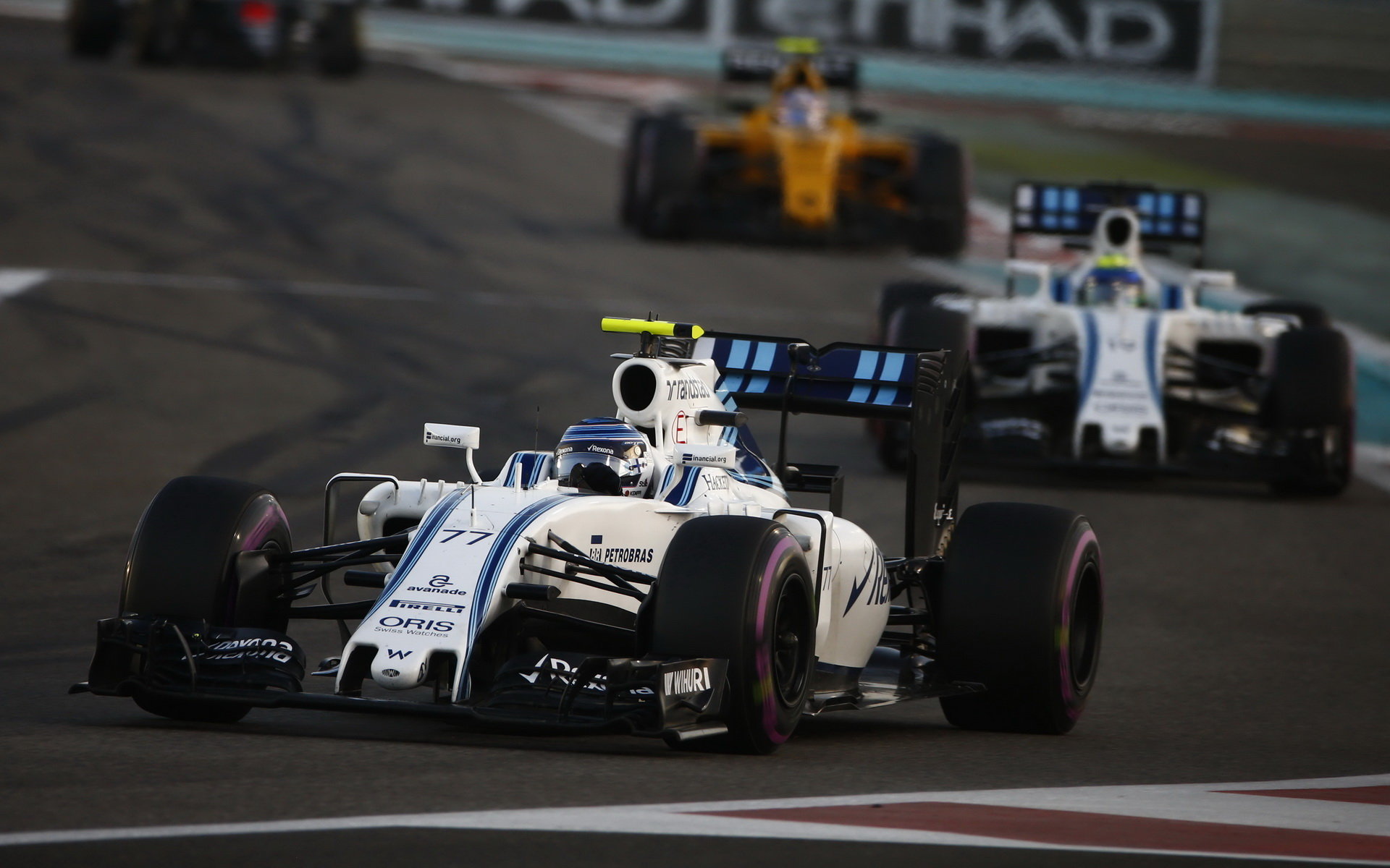 Valtteri Bottas a Felipe Massa v závodě v Abú Zabí