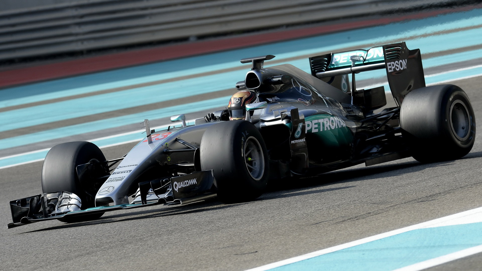 Pascal Wehrlein při testu pneumatik s Mercedesem