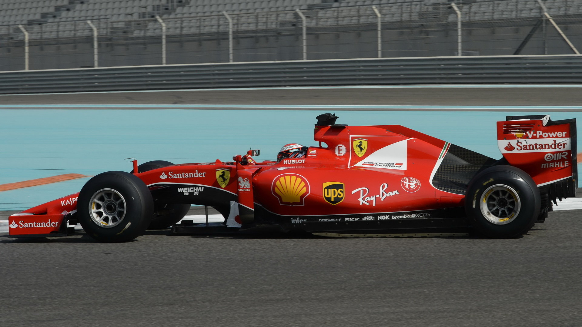 Ferrari při testování pneumatik v Abú Zabí