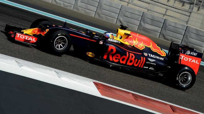 Daniel Ricciardo při testování pneumatik v Abú Zabí