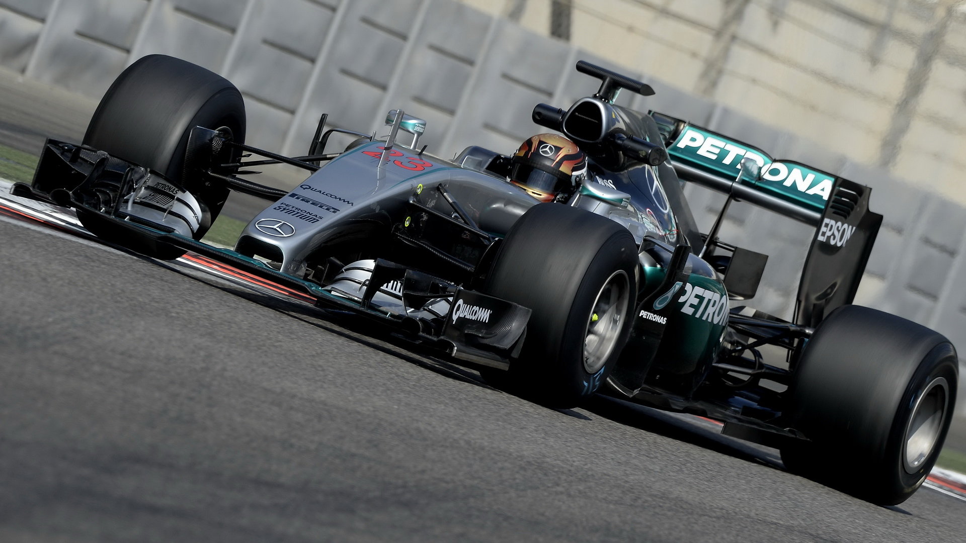 Pascal Wehrlein při testování pneumatik s Mercedesem v Abú Zabí